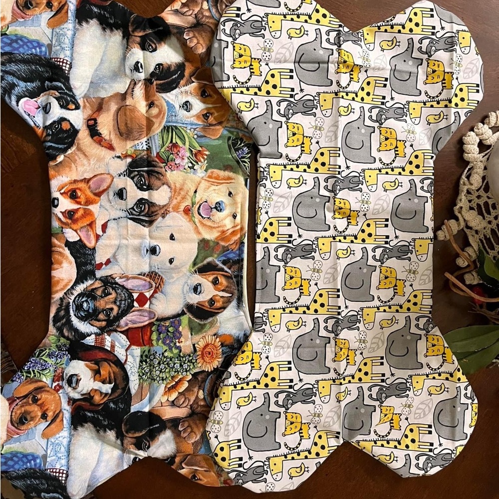 Dog Bone Placemat
Approximately 14” x 22”
1$10.00 each - Picture 2 of 2